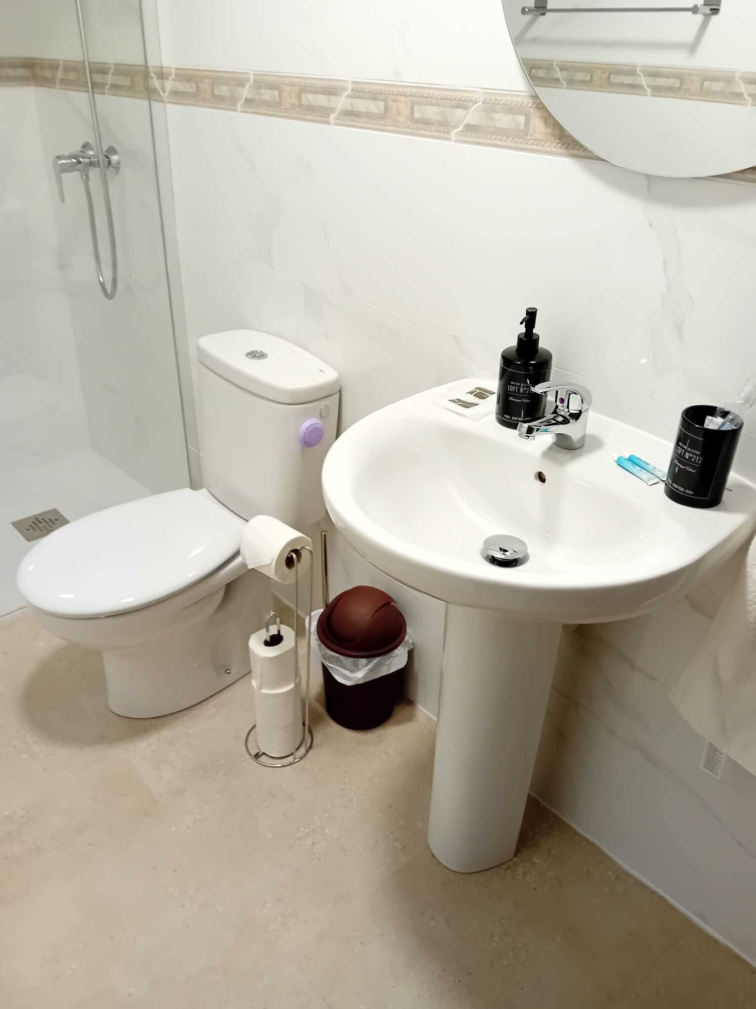 Habitación doble, balcón | Baño | Ducha, secador de pelo, zapatillas y toallas