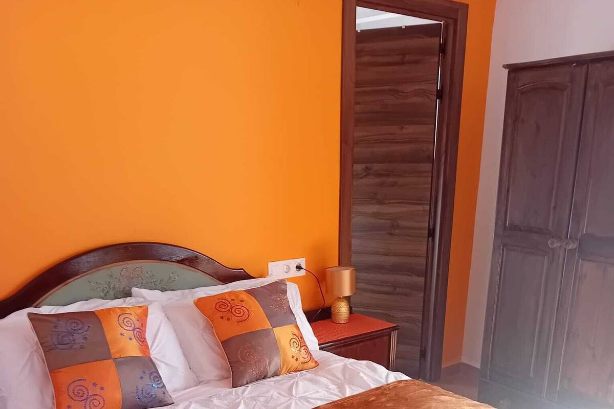 Klassieke tweepersoonskamer, balkon | Een bureau, verduisterende gordijnen, gratis wifi