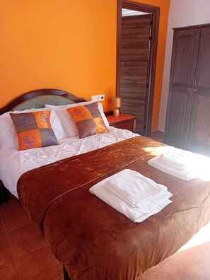 Classic Double Room, Balcony | Blackout drapes, free WiFi, bed sheets - Casa Rural La Palmera (Jumilla)