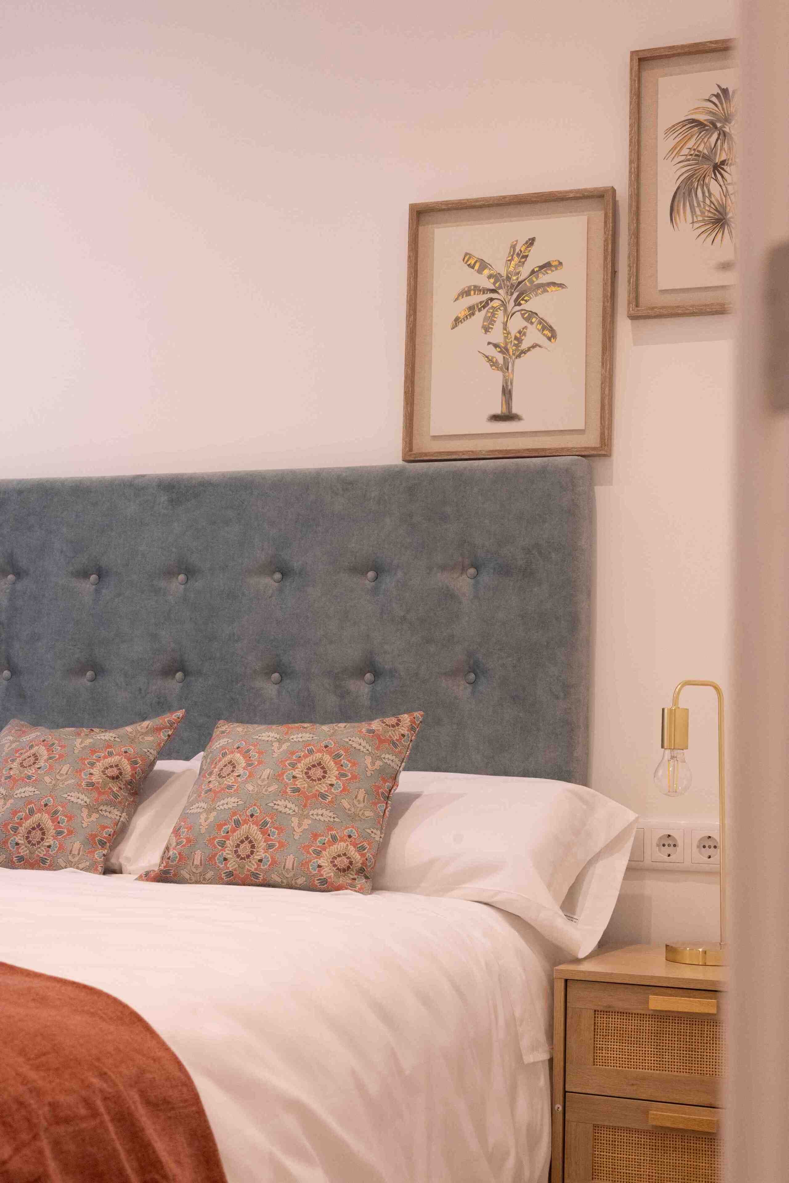 2 bedrooms, iron/ironing board, internet, bed sheets