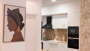 Microondas, horno, placa de cocina y lavavajillas