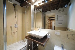 Dusche, Bidet, Handtücher, Toilettenpapier