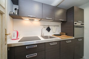 Fridge, oven, stovetop