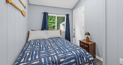 Charming Cabin w Large Yard Near Rideau Lakes