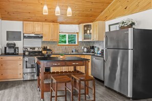 House | 3 bedrooms, Internet - Charming Cabin w Large Yard Near Rideau Lakes (Rideau Lakes)