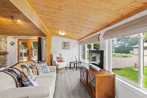 Charming Cabin w Large Yard Near Rideau Lakes