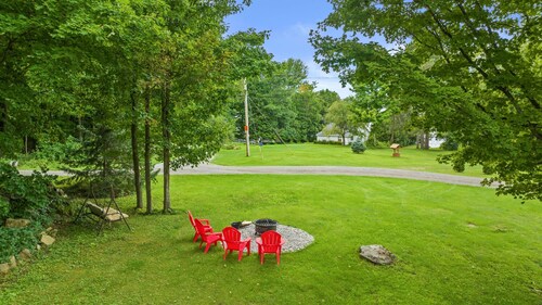 Charming Cabin w Large Yard Near Rideau Lakes