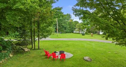 Charming Cabin w Large Yard Near Rideau Lakes