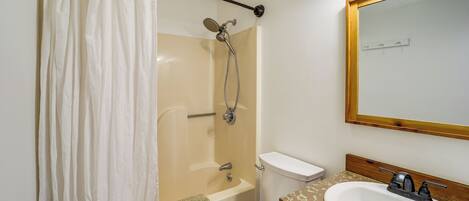 Ein Badezimmer mit Dusche, Toilette und Waschbecken.