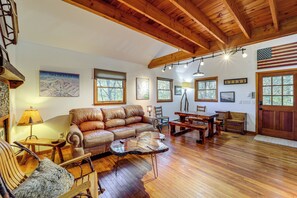 TV, fireplace - 6 Mi to Boone: Blue Ridge Family Cabin w/ Fire Pit (Banner Elk)