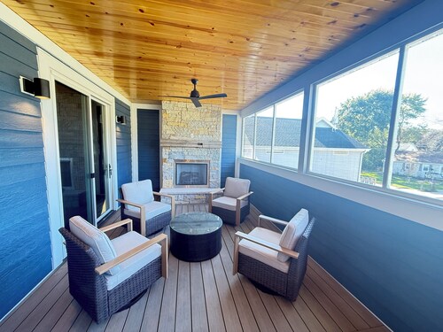 BIG 4-bedroom NEW condo, blocks away from Abby hotel & marina on Lake Geneva.