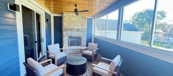 BIG 4-bedroom NEW condo, blocks away from Abby hotel & marina on Lake Geneva.