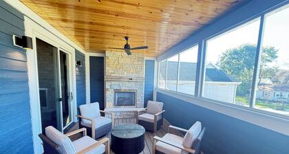 BIG 4-bedroom NEW condo, blocks away from Abby hotel & marina on Lake Geneva.