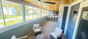 BIG 4-bedroom NEW condo, blocks away from Abby hotel & marina on Lake Geneva.