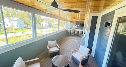 BIG 4-bedroom NEW condo, blocks away from Abby hotel & marina on Lake Geneva.