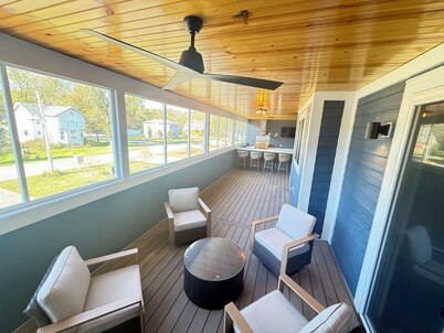 BIG 4-bedroom NEW condo, blocks away from Abby hotel & marina on Lake Geneva.