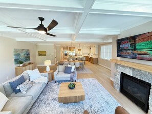 Smart TV, fireplace - BIG 4-bedroom NEW condo, blocks away from Abby hotel & marina on Lake Geneva. (Fontana-on-Geneva Lake)