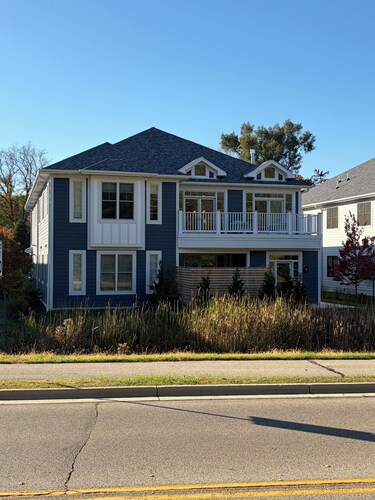 BIG 4-bedroom NEW condo, blocks away from Abby hotel & marina on Lake Geneva.