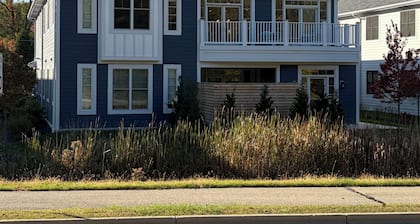 BIG 4-bedroom NEW condo, blocks away from Abby hotel & marina on Lake Geneva.
