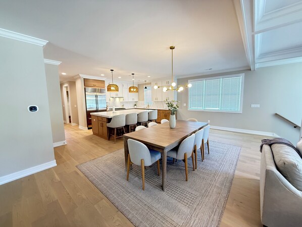 Dining - BIG 4-bedroom NEW condo, blocks away from Abby hotel & marina on Lake Geneva. (Fontana-on-Geneva Lake)