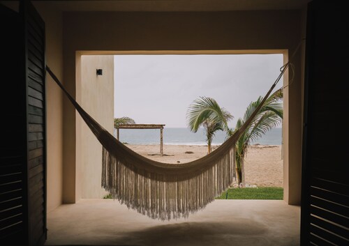 Casa Cangrejo Beach front 5-bedroom villa in Puerto Escondido