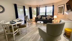 Un salon moderne comprenant un coin repas, un canapé et une table basse.