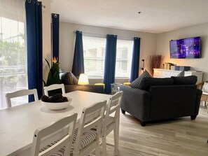 Smart TV, libros, monitor de computadora y impresora 