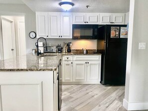 Refrigerador, microondas, horno y parrilla de estufa 