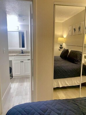 2 habitaciones, caja de seguridad en la habitación y escritorio 