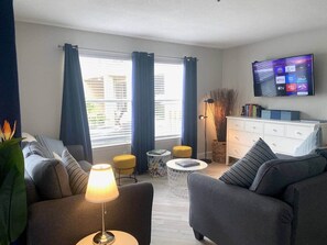 Smart TV, libros, monitor de computadora y impresora 