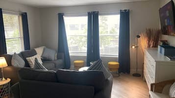 Smart TV, libros, monitor de computadora y impresora