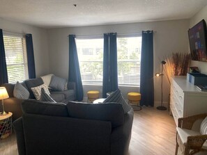 Smart TV, libros, monitor de computadora y impresora 