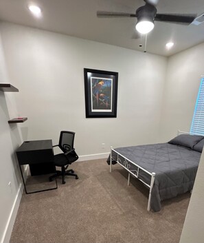 3 bedrooms, WiFi, bed sheets - Fabulous new modern 3-bedroom house in historic downtown Denison (Denison)