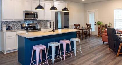 Fabulous new modern 3-bedroom house in historic downtown Denison