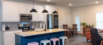 Fabulous new modern 3-bedroom house in historic downtown Denison