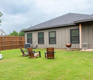 Property grounds - Fabulous new modern 3-bedroom house in historic downtown Denison (Denison)