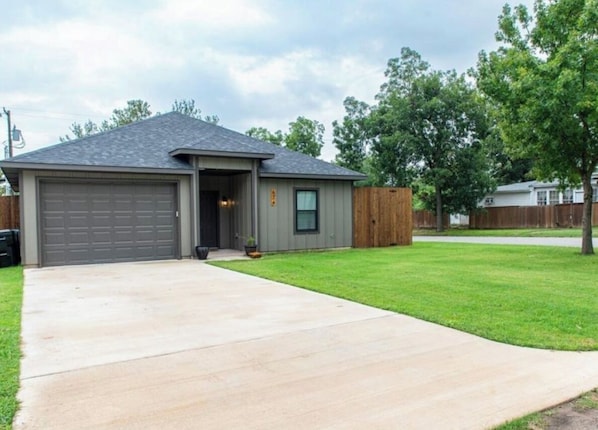 Exterior - Fabulous new modern 3-bedroom house in historic downtown Denison (Denison)