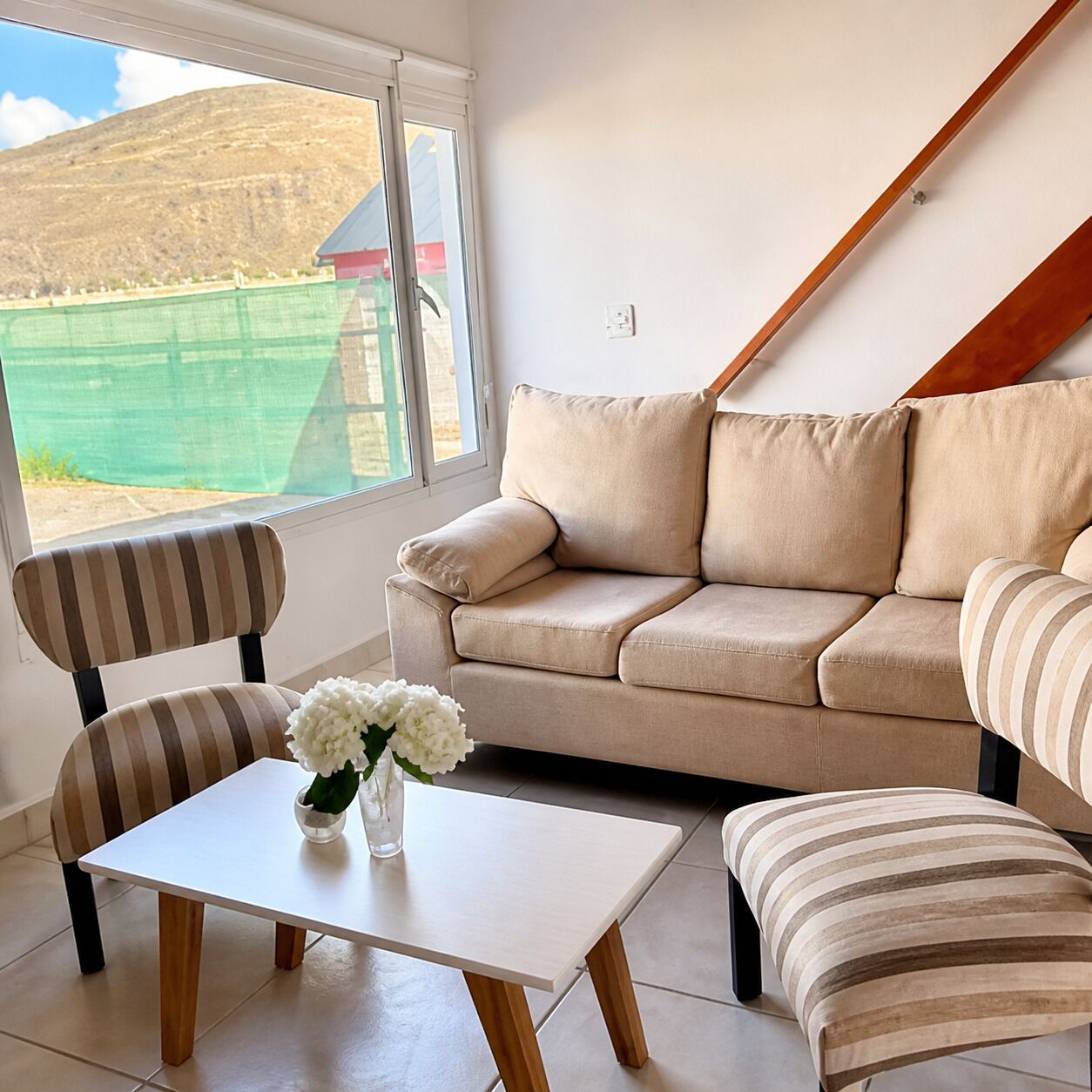 Departamento clásico, cocineta, vista a la montaña | Área de sala de estar | Smart TV 