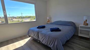 Departamento clásico, cocineta, vista a la montaña | Espacio para trabajar con laptop y wifi gratis