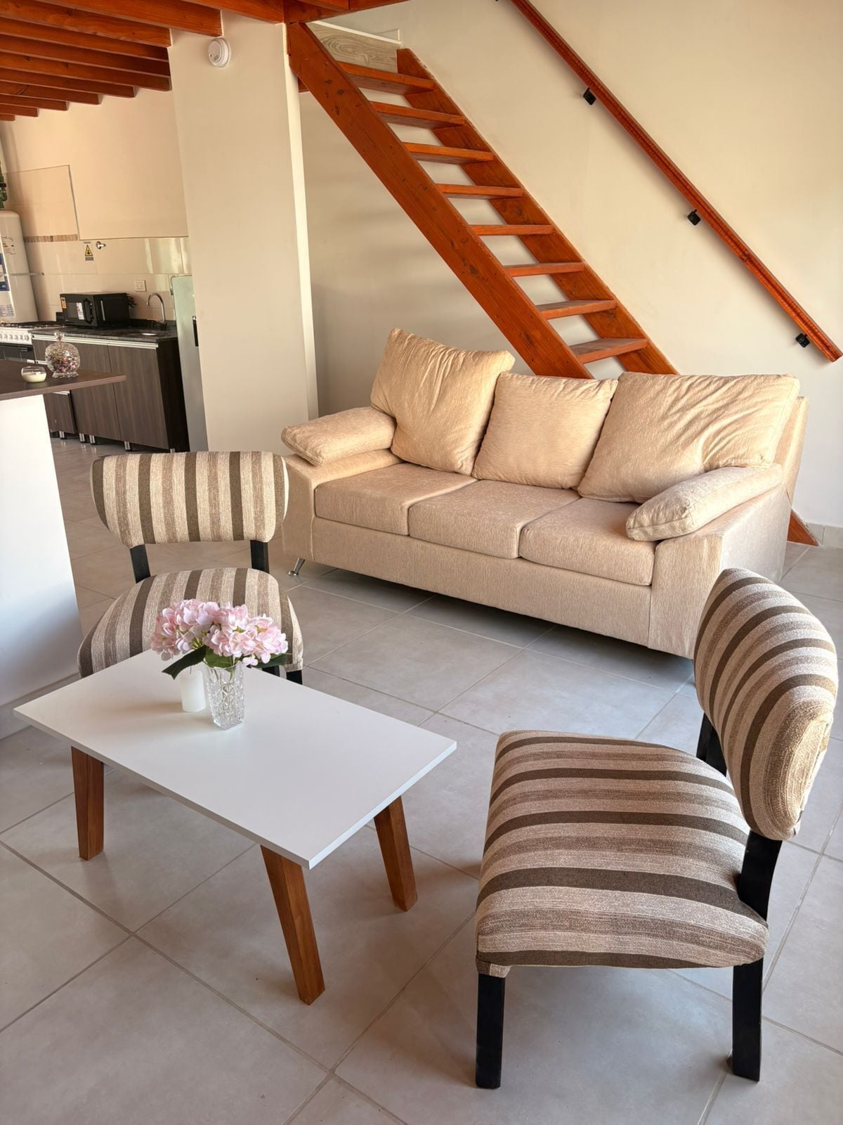 Classic-Apartment, Kochnische, Bergblick | Wohnbereich