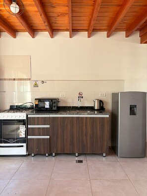 ثلاجة/مجمد بحجم كبير، ميكروويف، فرن، مستلزمات طهي/أطباق/أوعية