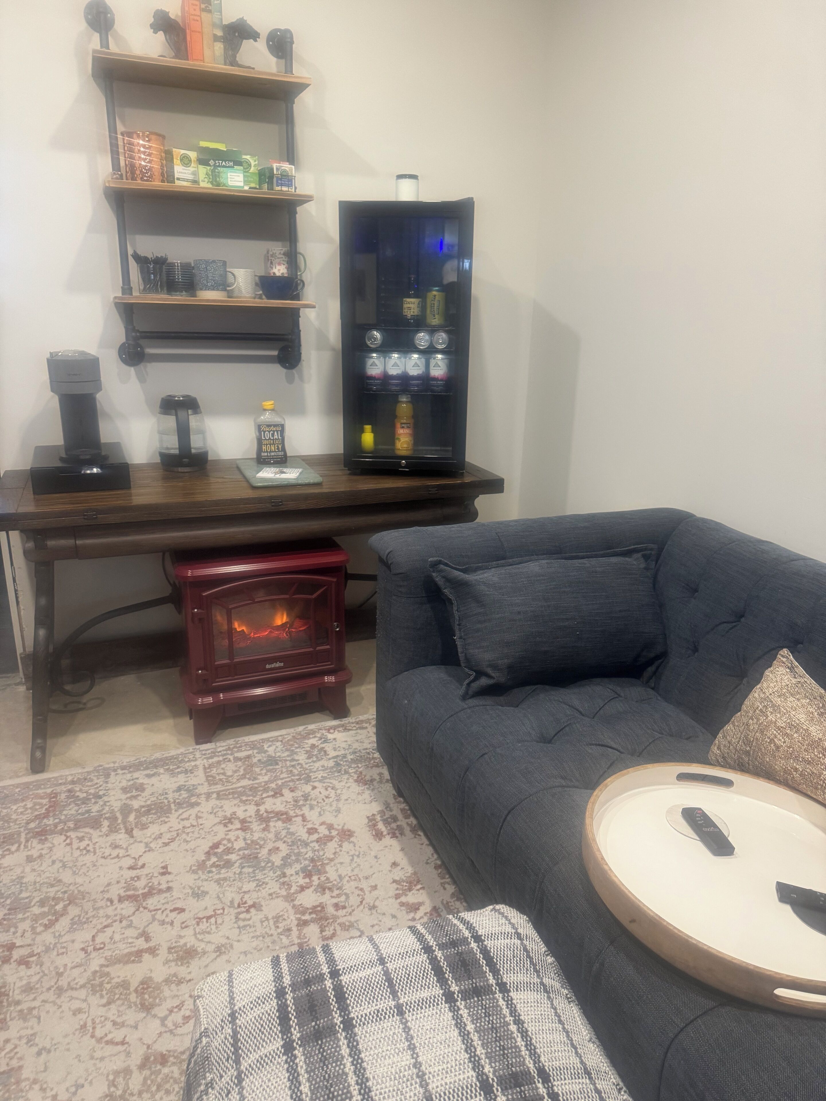 TV connectée, cheminée, livres