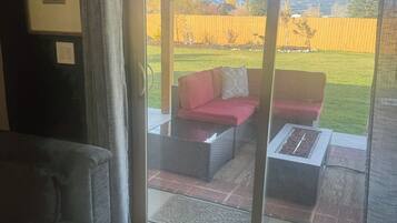 Televisión y chimenea