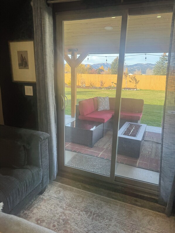 Smart-TV, Kamin, Bücher