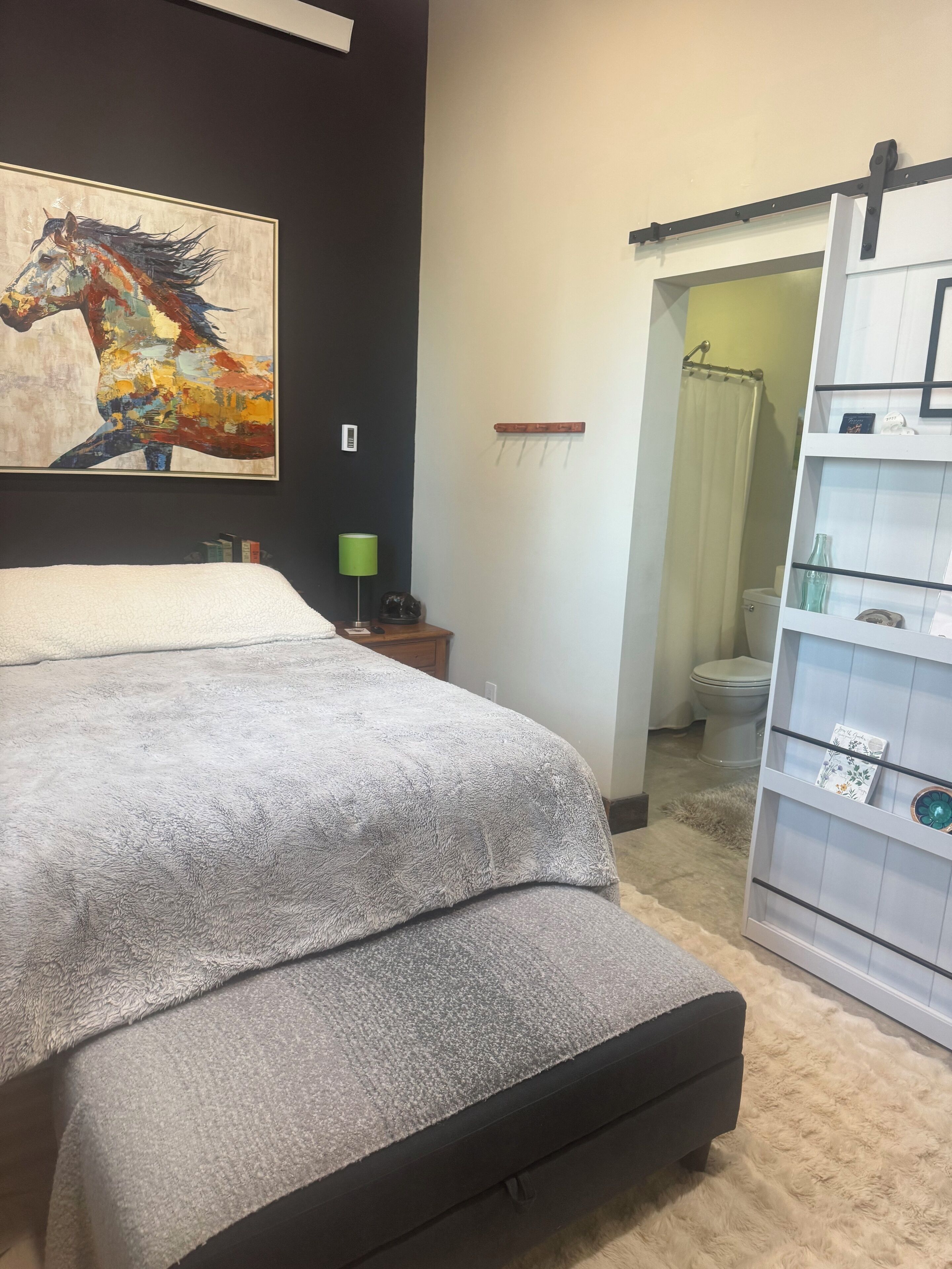 1 slaapkamer, een strijkplank/strijkijzer, wifi, beddengoed