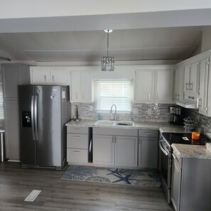 Kjøleskap, ovn, kokeplater og kaffetrakter/tekoker