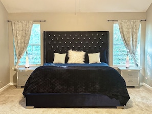 Tabla de planchar con plancha, wifi y ropa de cama