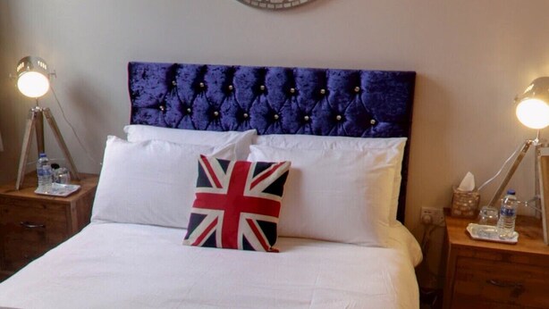 Basic Double Room, Garden View | Meja, ruang kerja komputer riba, kalis bunyi, seterika/papan seterika 