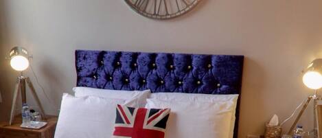 Escritorio y espacio para trabajar con laptop