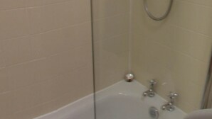 Basic Double Room, Garden View | Bilik Mandi | Kelengkapan dandanan diri percuma, pengering rambut, tuala disediakan 